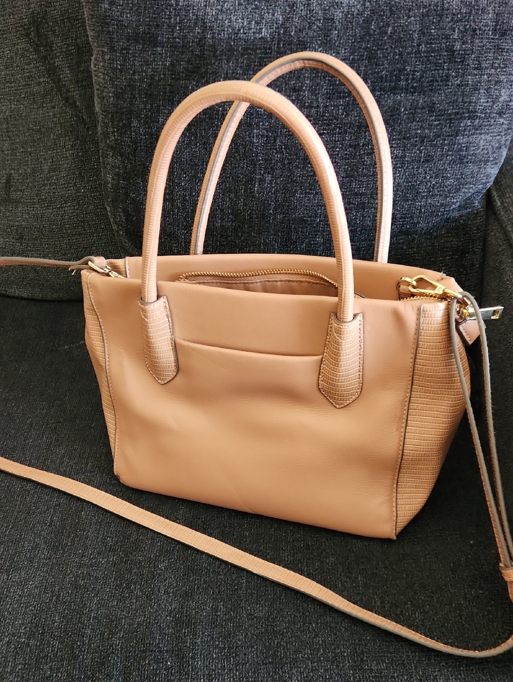 Everyday Pebble Tote in Light Tan with Removable Strap